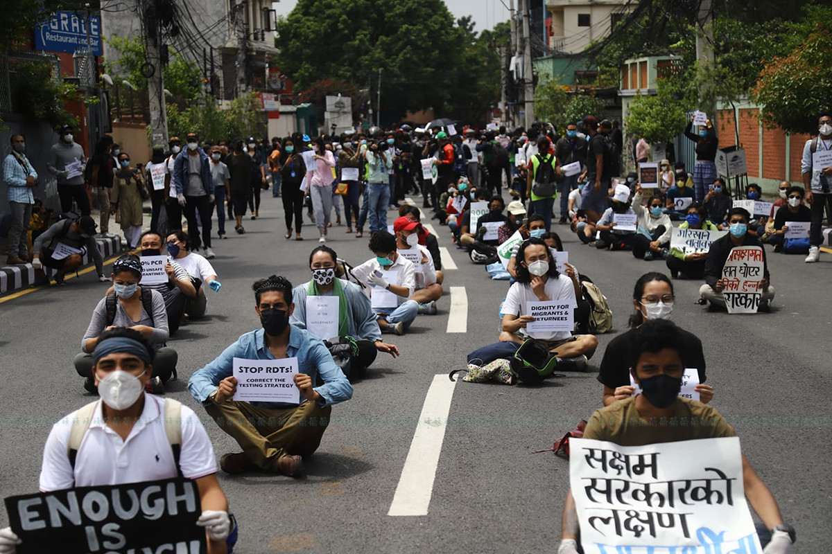 https://raracms.setopati.com/uploads/shares/2020/baluwatar ma pradarsan/protest at baluwatar (1).jpg